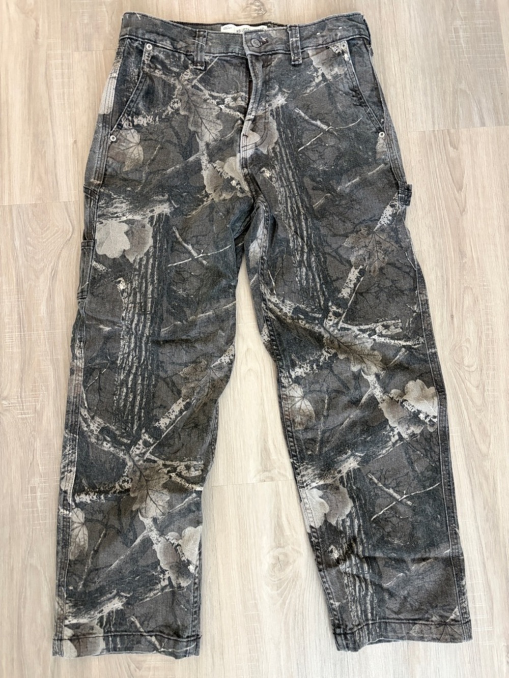 Hollister Men's Gray & Black Camo Cargo Pants